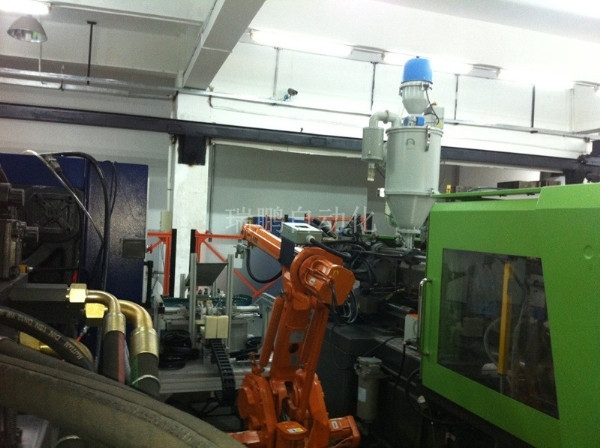 工業(yè)機(jī)器人“鑲件、二次注塑”